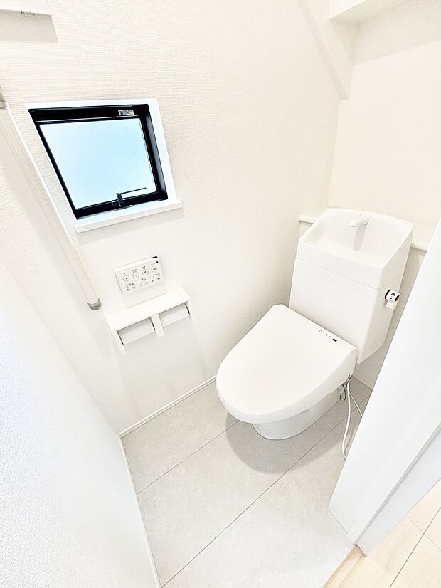 明るく清潔感のあるトイレです。