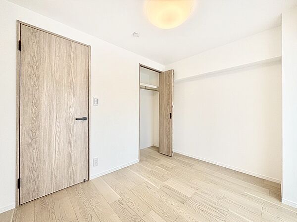 お子さまのお部屋としても！衣類の整理整頓に便利なクローゼット付きの洋室。