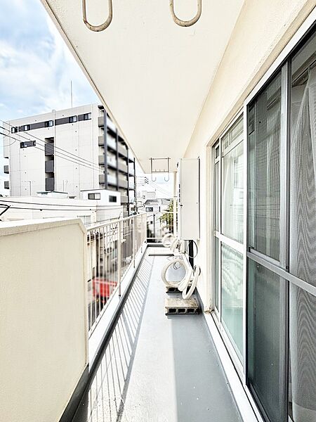 お部屋に開放感と採光をプラスしてくれるバルコニー