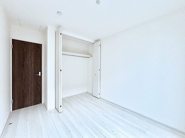 お子さまのお部屋としても!衣類の整理整頓に便利なクローゼット付きの洋室。