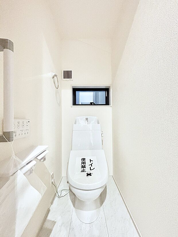 換気用小窓があり、明るく清潔な空間です。