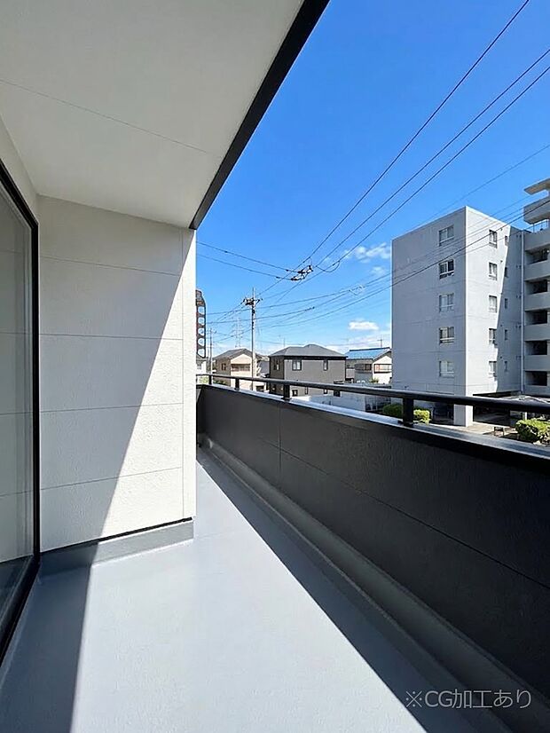 南向きのバルコニー!ご家族の洗濯物はもちろん、お布団もたっぷり干せます!