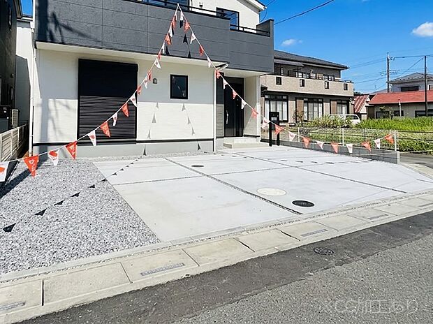 駐車3台可能!急なお客様の駐車に。また、ご家族の自転車スペースとしても大活躍。