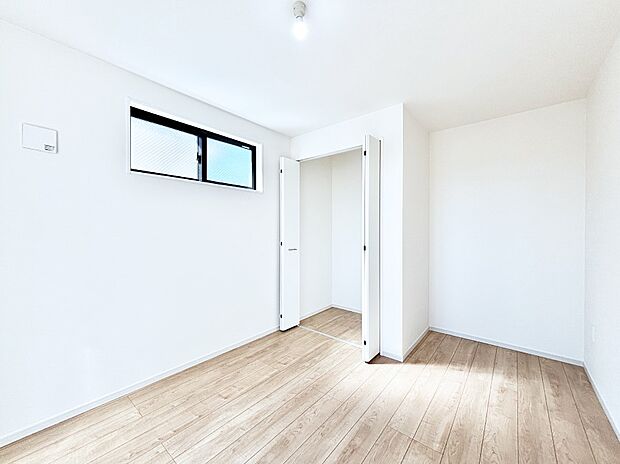 お子さまのお部屋としても！衣類の整理整頓に便利なクローゼット付きの洋室。