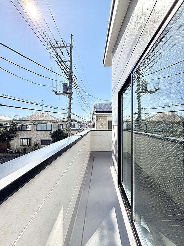 暖かな陽光が降り注ぐバルコニー。爽やかな風も心地よいです。