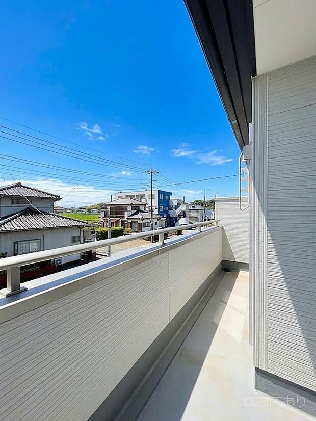 暖かな陽光が降り注ぐバルコニー。爽やかな風も心地よいです。