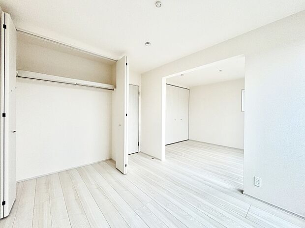 お子さまのお部屋としても!衣類の整理整頓に便利なクローゼット付きの洋室。