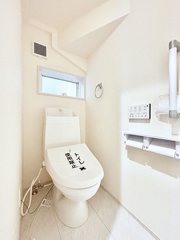 換気用小窓があり、明るく清潔な空間です。