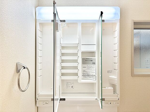 三面鏡の裏に、化粧品や衛生用品などを収納可能。洗面台をすっきりと保ちます!