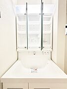 三面鏡の裏に、化粧品や衛生用品などを収納可能。洗面台をすっきりと保ちます！