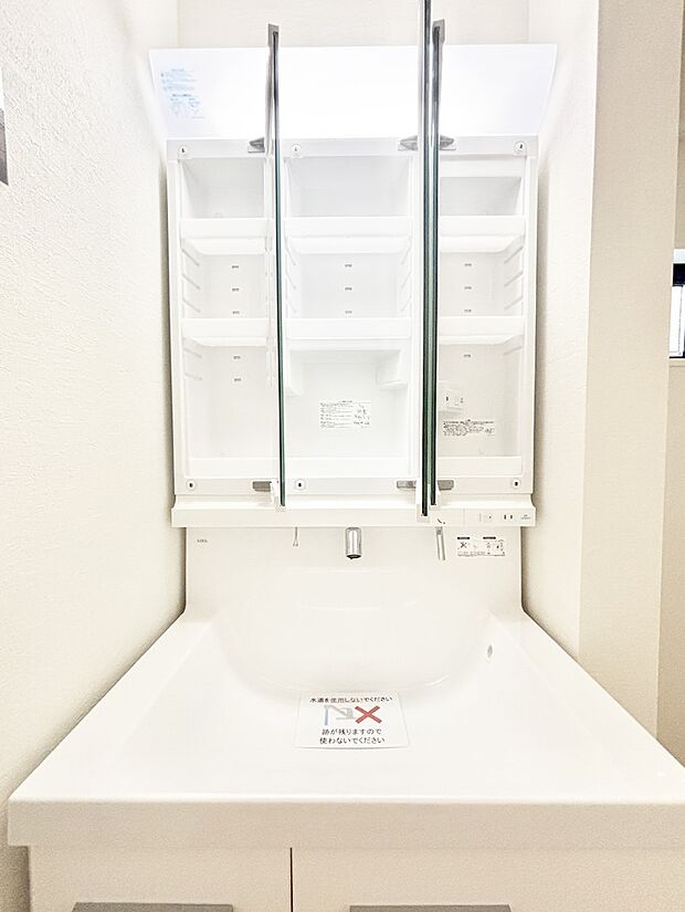 三面鏡の裏に、化粧品や衛生用品などを収納可能。洗面台をすっきりと保ちます!