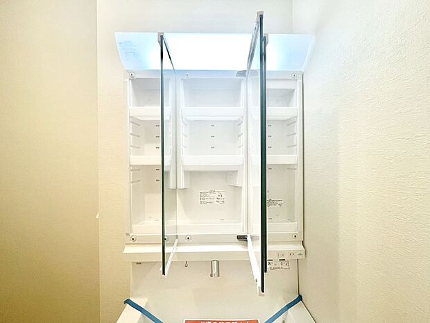 三面鏡の裏に、化粧品や衛生用品などを収納可能。洗面台をすっきりと保ちます!