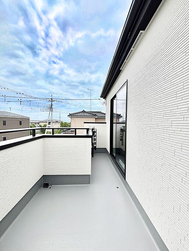 暖かな陽光が降り注ぐバルコニーはお洗濯におすすめ。爽やかな風も心地よいです。 
