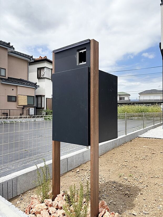 シンプルデザインのポスト。