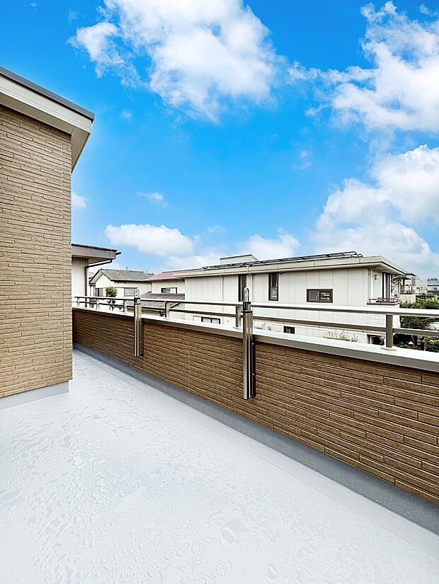 ゆったりバルコニーだから沢山お洗濯ものを干せます。