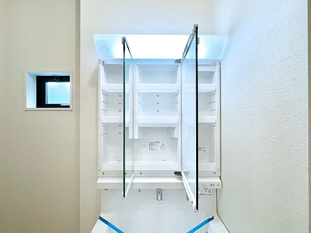 三面鏡の裏に、化粧品や衛生用品などを収納可能。洗面台をすっきりと保ちます!