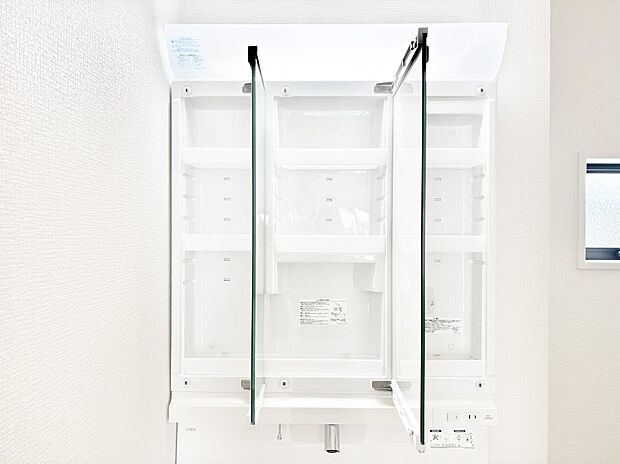 三面鏡の裏に、化粧品や衛生用品などを収納可能。洗面台をすっきりと保ちます！