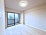 寝室：バルコニーに繋がるお部屋は開放感があります。