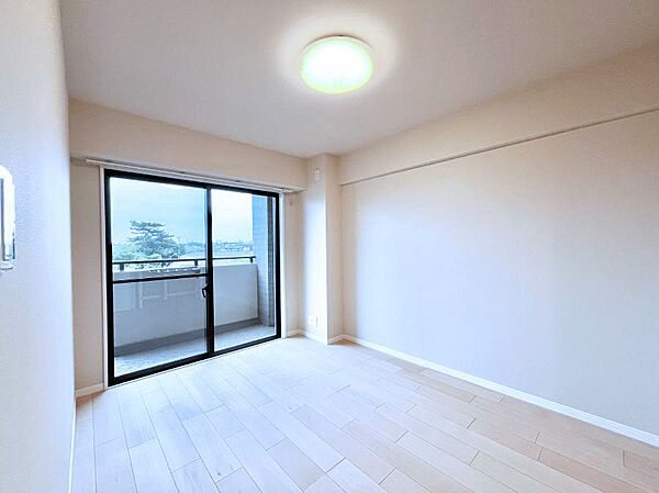 バルコニーに繋がるお部屋は開放感があります。