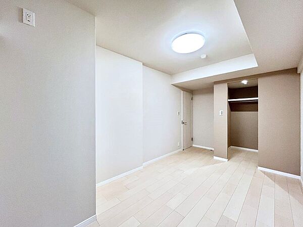 お子さまのお部屋としても！衣類の整理整頓に便利なクローゼット付きの洋室。