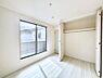 室内：爽やかな日差しがお部屋全体を優しく包み込んでくれます