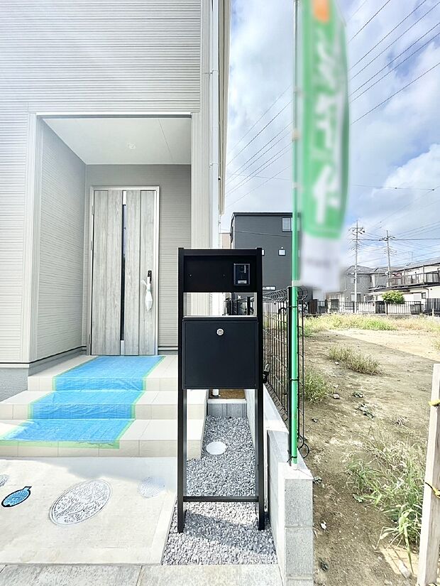 表札・インターホン・ポストをひとつに集約。エントランスになじむシンプルデザイン。