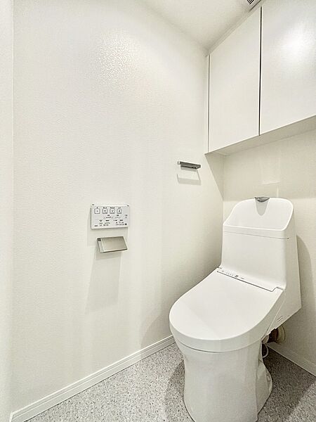 明るく清潔感のあるトイレです。