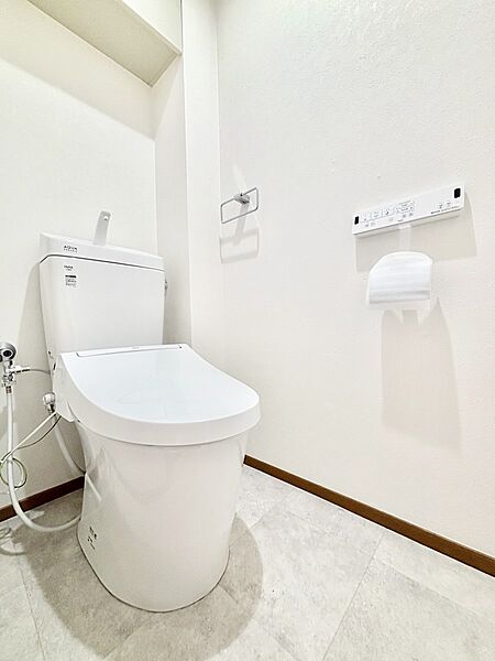 トイレは白を基調とした清潔感のある落ち着ける空間に！　