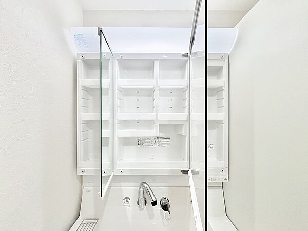 三面鏡の裏に、化粧品や衛生用品などを収納可能。洗面台をすっきりと保ちます！