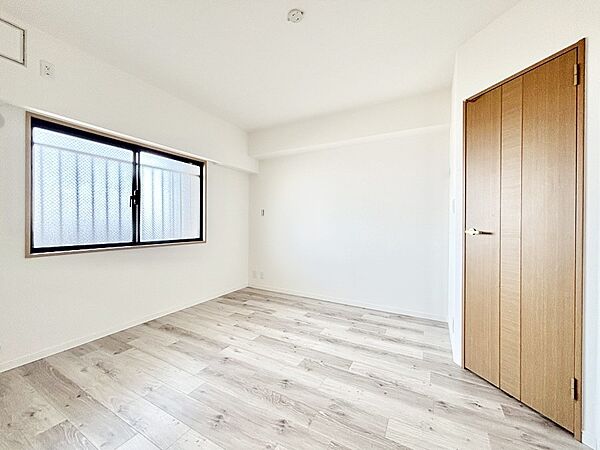 WIC付きのお部屋で広々とした空間。ゆったり寛げます。　