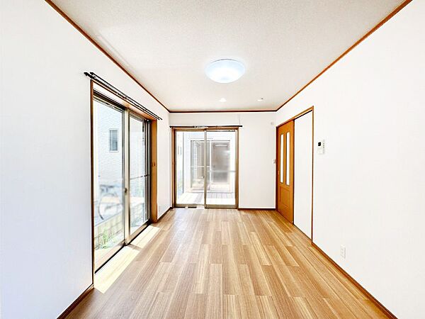 明るい陽光が注ぎ、寛ぎの雰囲気に満たされるリビングダイニング