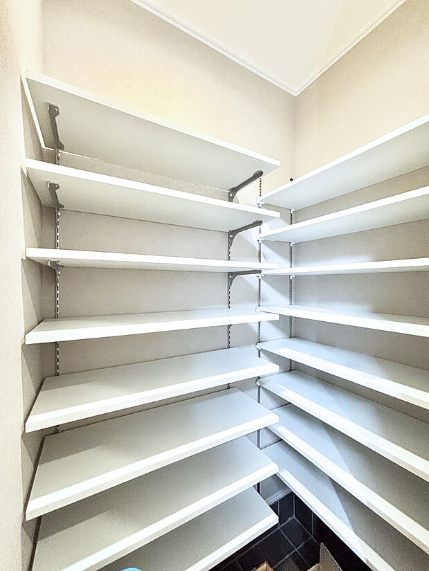 可動棚がついたシューズインクローゼット。雨具や外遊び道具などが置けるので便利ですね。