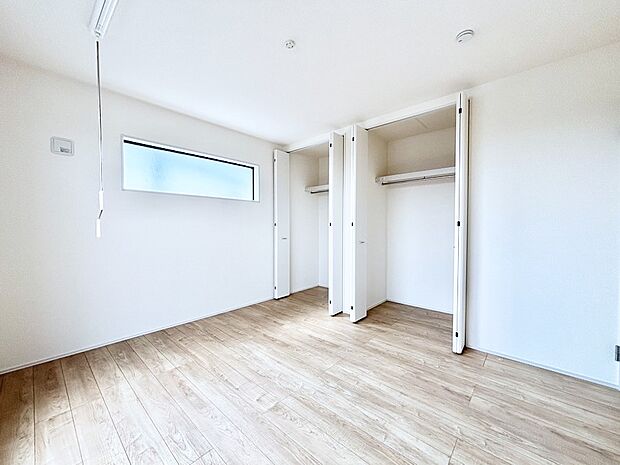 子供部屋にもおすすめな収納スペースたっぷりの居室。室内物干し付き。