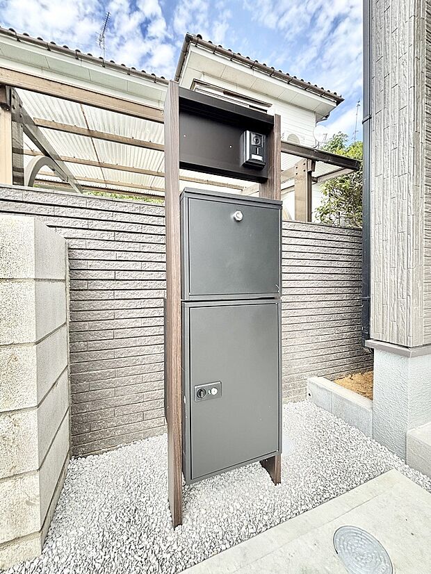 表札・インターホン・ポスト・宅配ＢＯＸをひとつに集約。エントランスになじむシンプルデザイン。