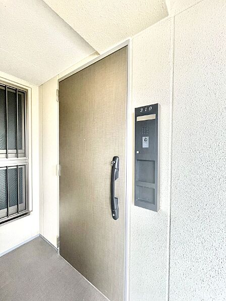 シンプルで落ち着いた雰囲気の玄関周り  