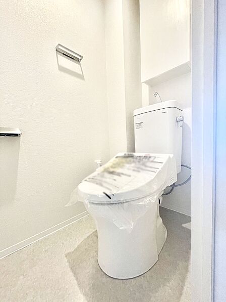 明るく清潔感のあるトイレです。  