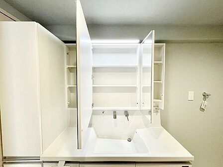 三面鏡の裏に、化粧品や衛生用品などを収納可能。洗面台をすっきりと保ちます！