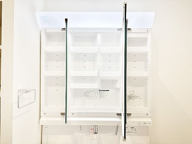 三面鏡の裏に、化粧品や衛生用品などを収納可能。洗面台をすっきりと保ちます！