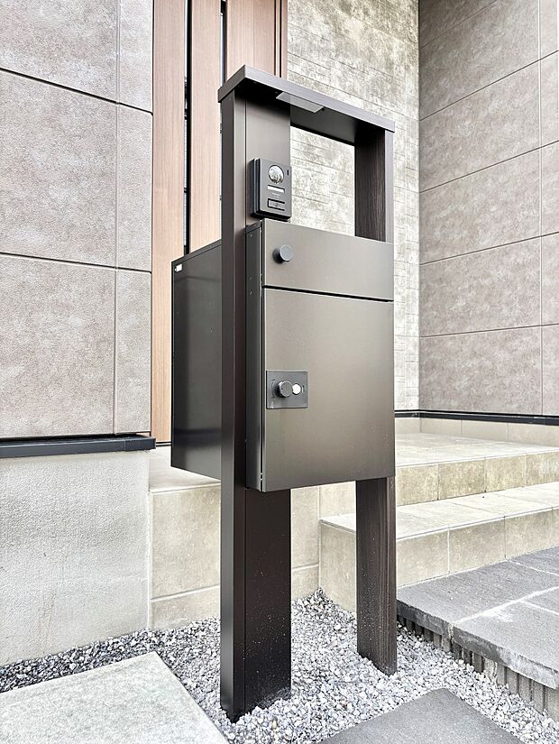 表札・インターホン・ポスト・宅配BOXをひとつに集約。エントランスになじむシンプルデザイン。