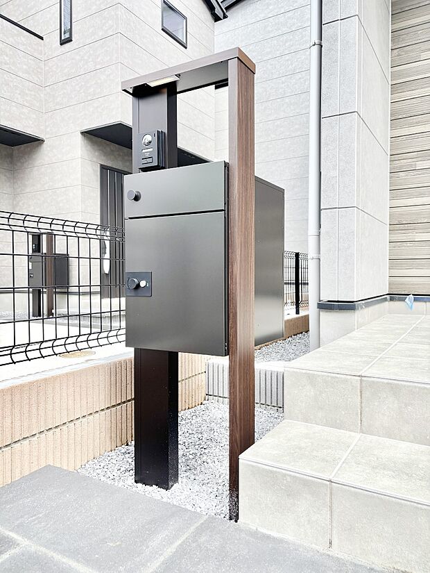 表札・インターホン・ポスト・宅配BOXをひとつに集約。エントランスになじむシンプルデザイン。