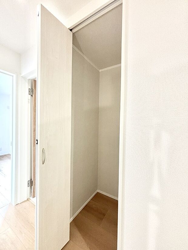 廊下収納。掃除道具や季節の小物を収納することができます。