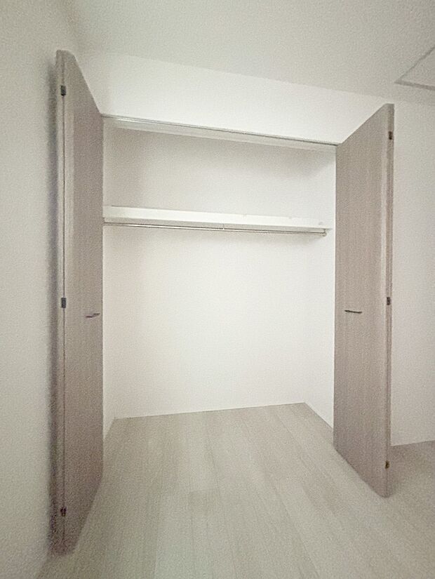 洋室のクローゼット。奥行きがあるので厚手の衣類もすっきり収まります。