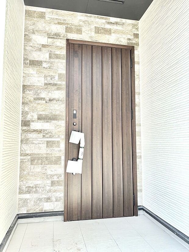 大切な家族、来客を出迎える玄関。