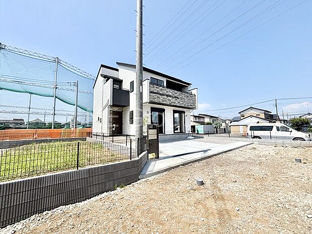 前面道路はきちんと整備されています  