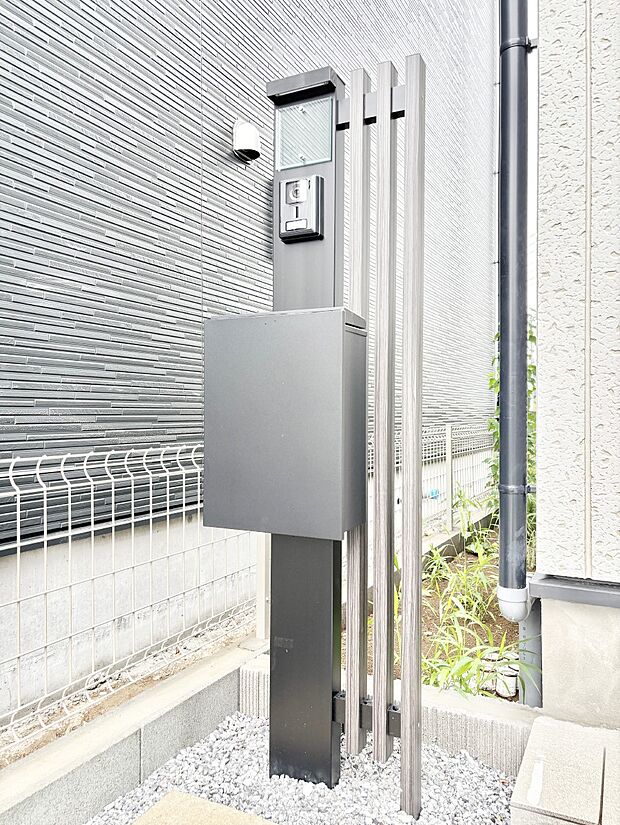 シンプルなデザインのポスト