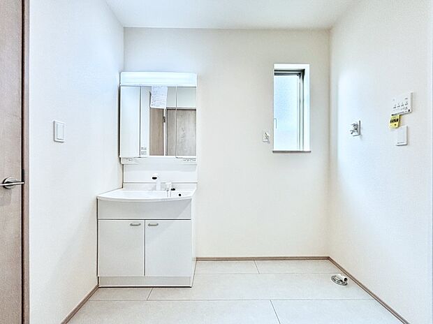 大きく見やすい三面鏡で清潔感ある洗面台は、身だしなみチェックや肌のお手入れにおすすめです。