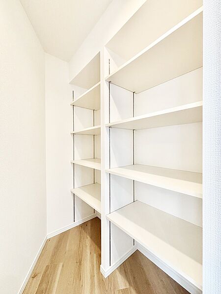 食品のストックや調理器具の保管に便利な可動棚付きパントリー