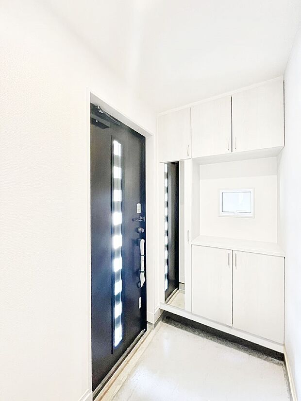 ご家族やお客様を気持ちよくお出迎え!明るい陽光が入り込む玄関。