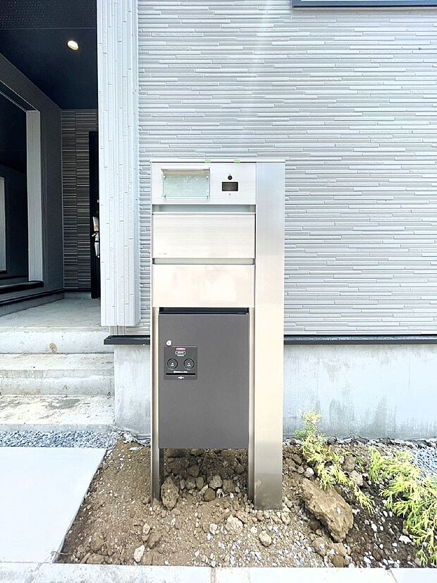 表札・インターホン・ポスト・宅配BOXが一体型となったシンプルデザインの門柱