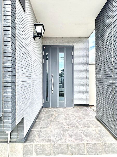 大切な家族、来客を出迎える玄関。